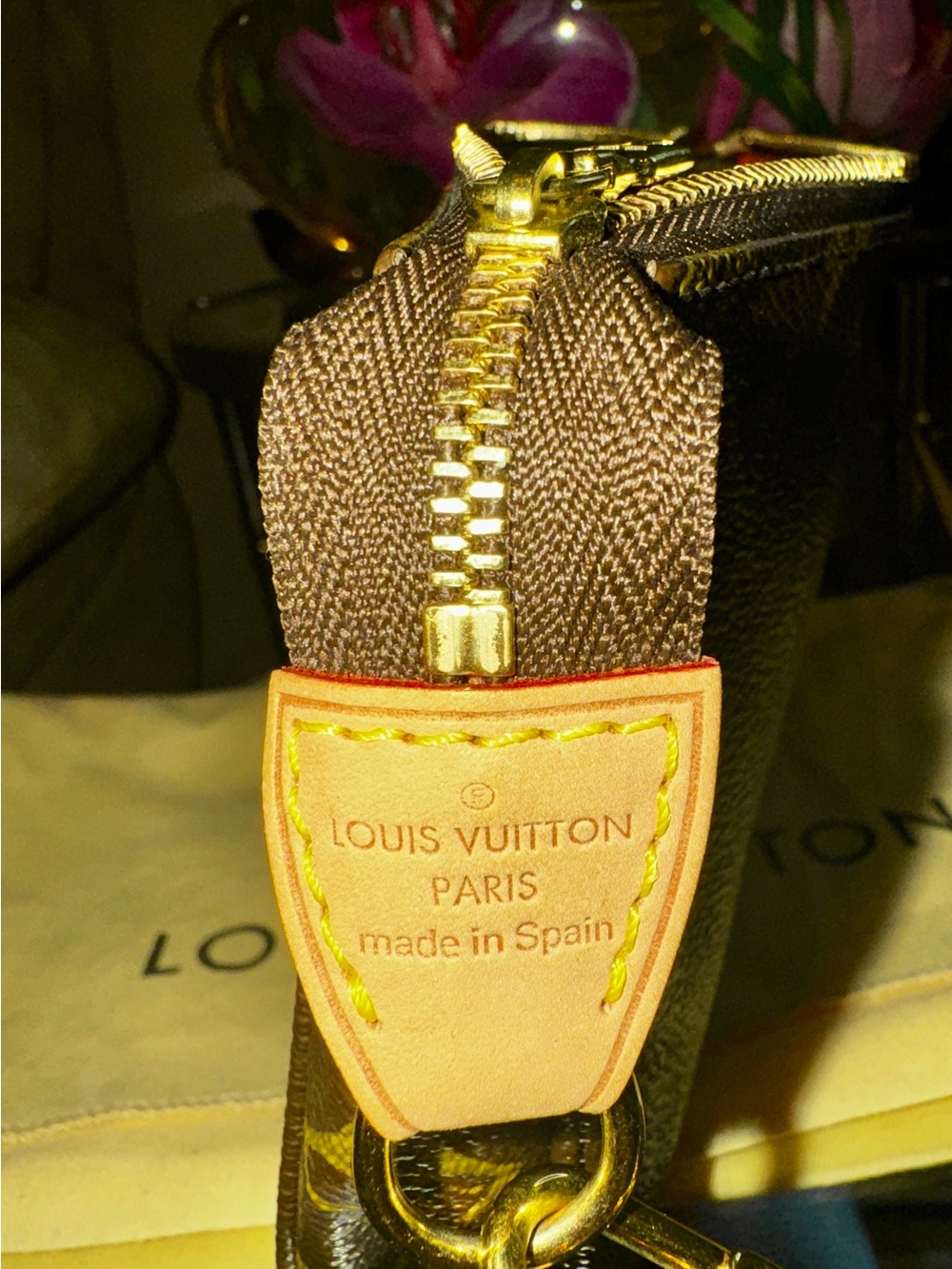 LOUIS VUITTON V POCHETTE ACCESSORIES  BAG GORGEOUS 👀! - Picture 11 of 16